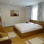 Alabardos Panzio Es Apartmanhaz