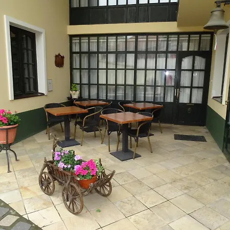 Alabardos Panzio Es Apartmanhaz Bed & Breakfast 2*
