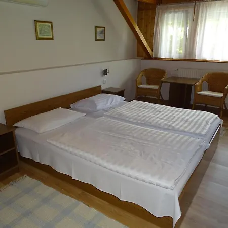 Bed & Breakfast Alabardos Panzio Es Apartmanhaz Ostřihom