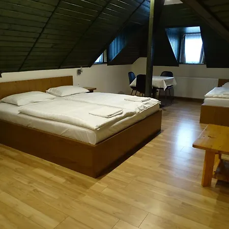 Alabardos Panzio Es Apartmanhaz 2*