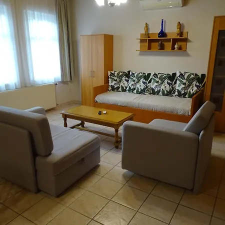 Alabardos Panzio Es Apartmanhaz 2*