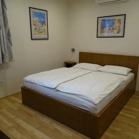 Alabardos Panzio Es Apartmanhaz Esztergom