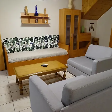 Alabardos Panzio Es Apartmanhaz 2* إسترغوم