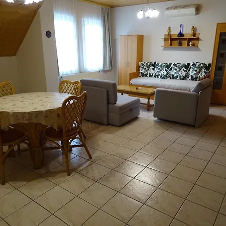 Alabardos Panzio Es Apartmanhaz Bed & Breakfast 2*