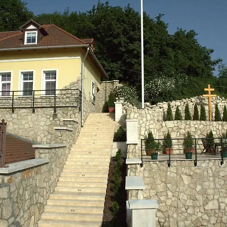 Alabardos Panzio Es Apartmanhaz 2*