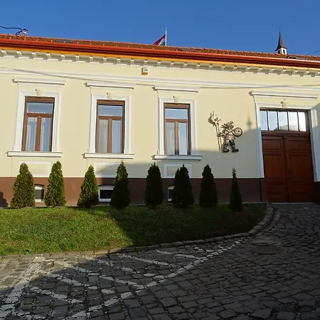 Alabardos Panzio Es Apartmanhaz 2*