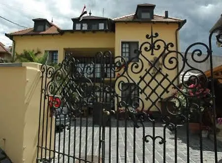 Alabardos Panzio Es Apartmanhaz
