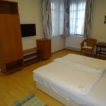 Alabardos Panzio Es Apartmanhaz Bed & Breakfast 2*