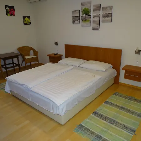 Alabardos Panzio Es Apartmanhaz Bed & Breakfast 4*