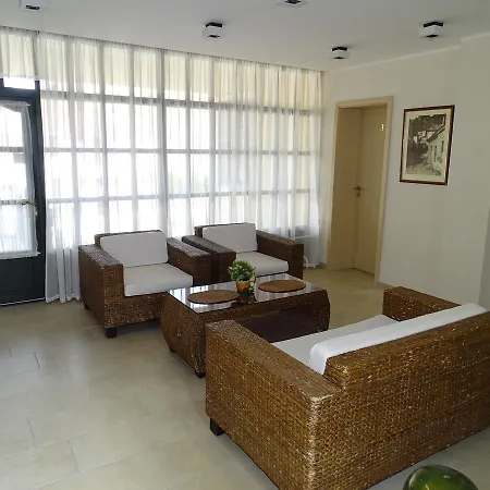 Alabardos Panzio Es Apartmanhaz לינה וארוחת בוקר 4*