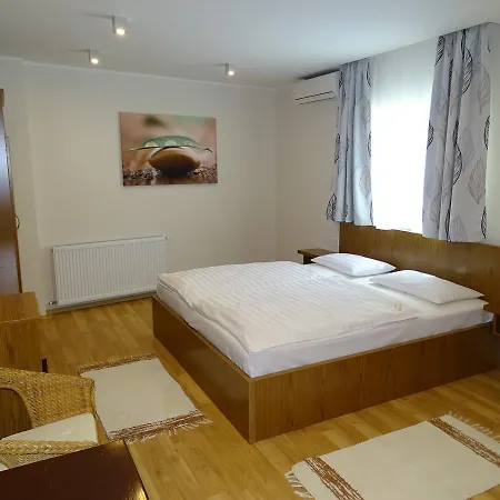 Alabardos Panzio Es Apartmanhaz