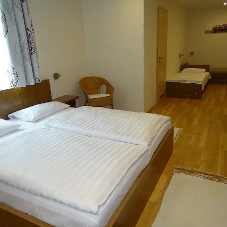 Alabardos Panzio Es Apartmanhaz