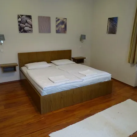 Alabardos Panzio Es Apartmanhaz Bed & Breakfast Esztergom