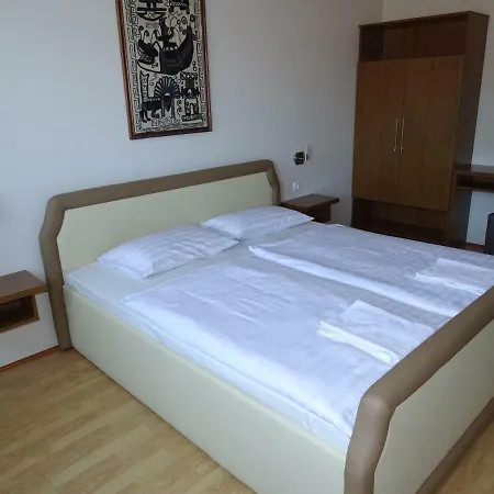 Alabardos Panzio Es Apartmanhaz