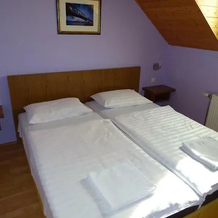 Alabardos Panzio Es Apartmanhaz Bed & Breakfast
