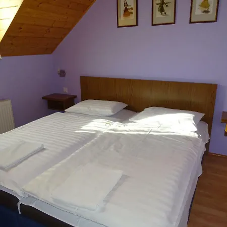Bed & Breakfast Alabardos Panzio Es Apartmanhaz 2*