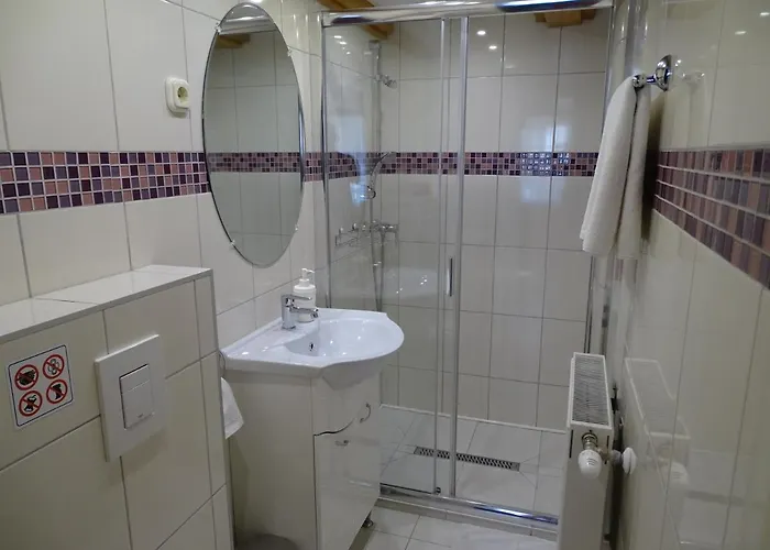 Alabardos Panzio Es Apartmanhaz