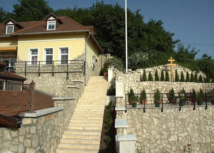 Alabardos Panzio Es Apartmanhaz 3*