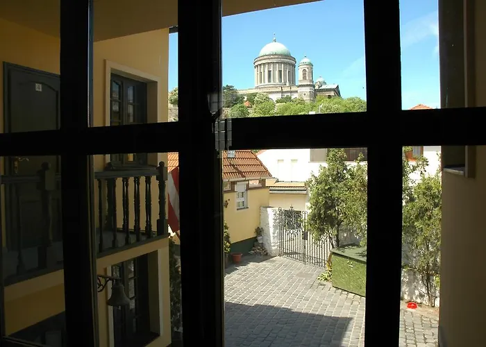 Alabardos Panzio Es Apartmanhaz Эстергом