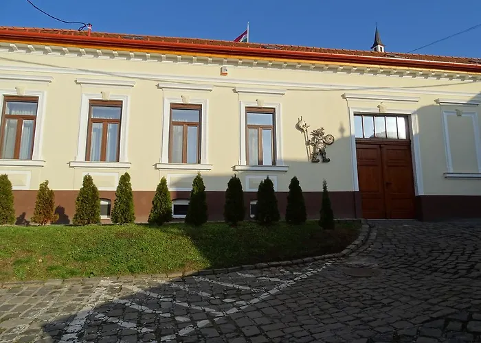 Alabardos Panzio Es Apartmanhaz 3*