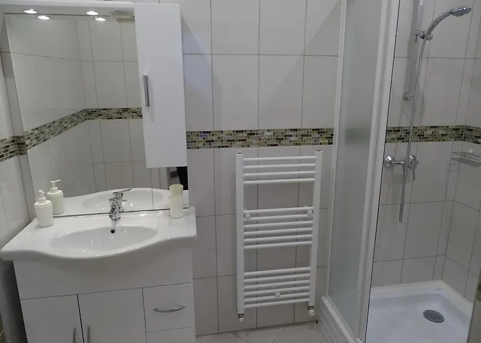 Alabardos Panzio Es Apartmanhaz Bed & Breakfast