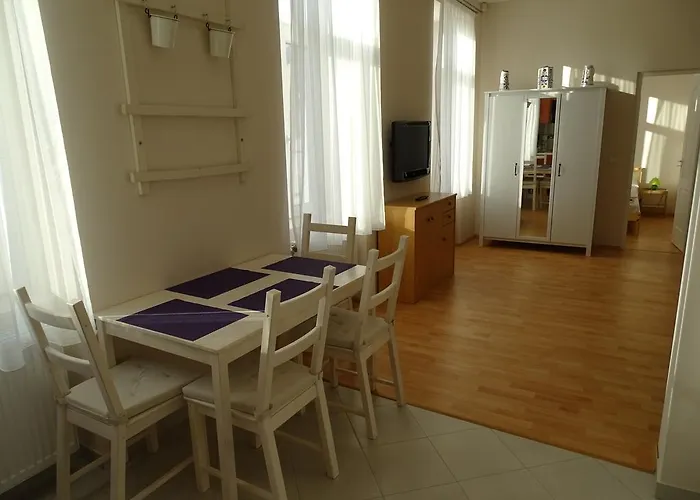 Alabardos Panzio Es Apartmanhaz