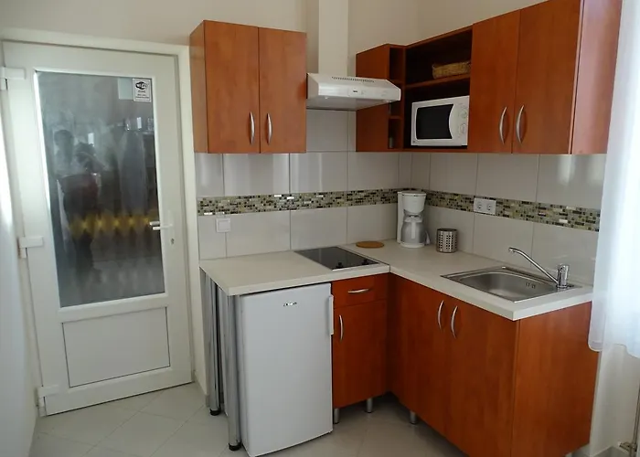 Alabardos Panzio Es Apartmanhaz Bed & Breakfast 3*