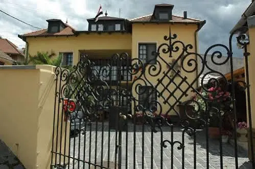 Alabardos Panzio Es Apartmanhaz
