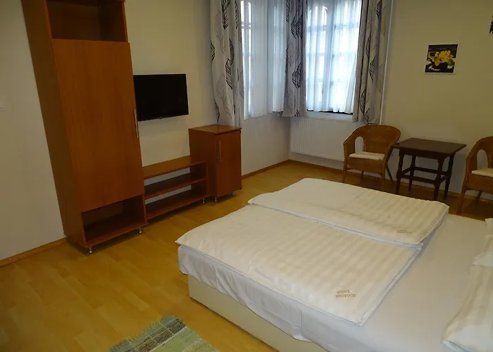 Alabardos Panzio Es Apartmanhaz Bed & Breakfast 3*