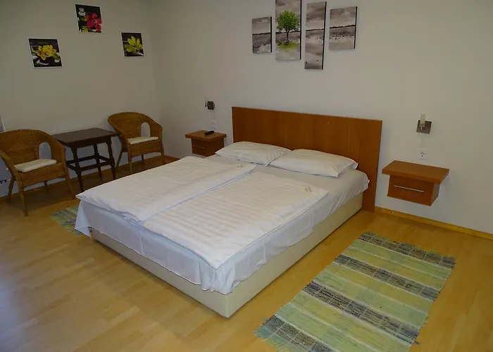 Alabardos Panzio Es Apartmanhaz Bed & Breakfast 3*