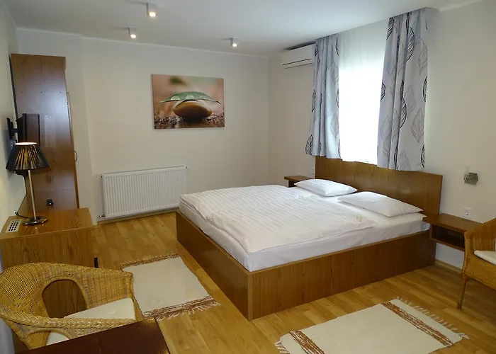 Alabardos Panzio Es Apartmanhaz