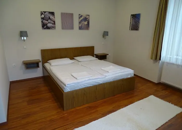 Alabardos Panzio Es Apartmanhaz Bed & Breakfast Esztergom
