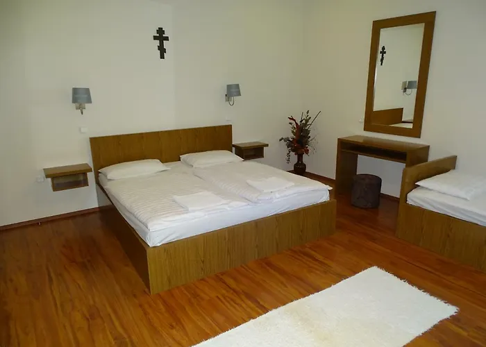 Alabardos Panzio Es Apartmanhaz אסטרגום