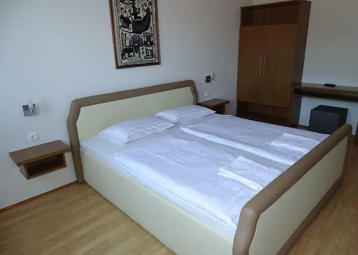 Alabardos Panzio Es Apartmanhaz