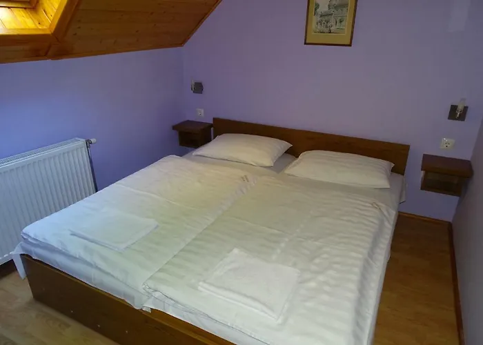 Alabardos Panzio Es Apartmanhaz Bed & Breakfast 3*